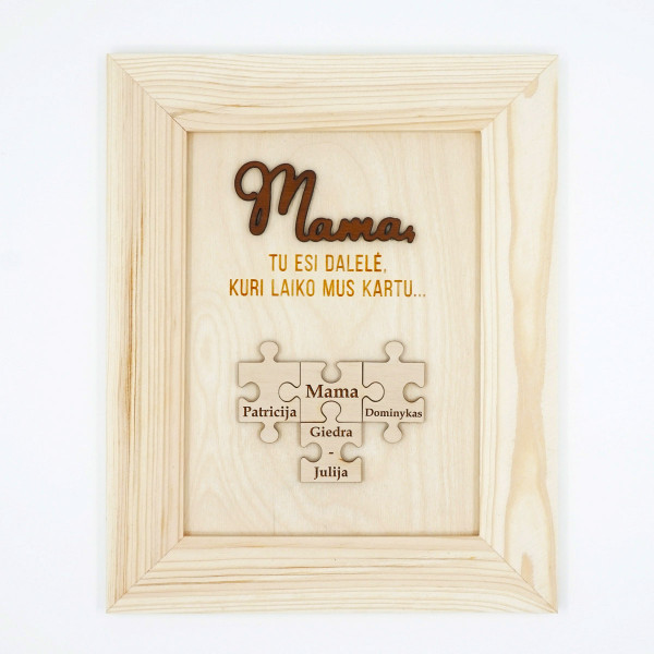 Personalizuotas medinis rėmelis "Mama, tu esi dalelė, kuri laiko mus kartu" (su pasirinktais vardais) Personalizuotas medinis rėmelis "Mama, tu esi dalelė, kuri laiko mus kartu" (su pasirinktais vardais)