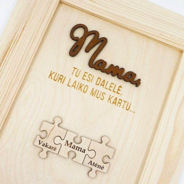 Personalizuotas medinis rėmelis "Mama, tu esi dalelė, kuri laiko mus kartu" (su pasirinktais vardais) Personalizuotas medinis rėmelis "Mama, tu esi dalelė, kuri laiko mus kartu" (su pasirinktais vardais)
