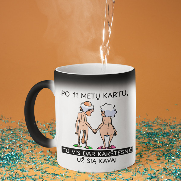 Puodelis "Karštesnė už šią kavą" su Jūsų pasirinktais metais Puodelis "Karštesnė už šią kavą" su Jūsų pasirinktais metais