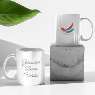 Puodelis su įmonės logotipu ir boso vardu