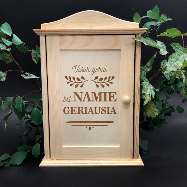 Medinė raktų dėžutė "Visur gerai, bet namie geriausia" Medinė raktų dėžutė "Visur gerai, bet namie geriausia"