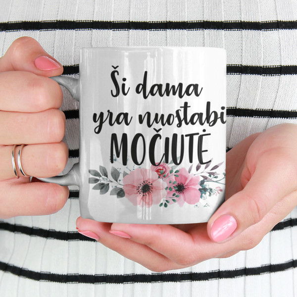 Puodelis "Ši dama yra nuostabi močiutė" Puodelis "Ši dama yra nuostabi močiutė"