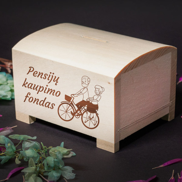 Medinė graviruota taupyklė - skrynelė "Pensijų kaupimo fondas" Medinė graviruota taupyklė - skrynelė "Pensijų kaupimo fondas"