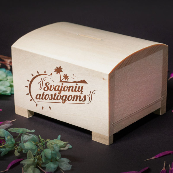 Medinė graviruota taupyklė - skrynelė "Svajonių atostogoms" Medinė graviruota taupyklė - skrynelė "Svajonių atostogoms"