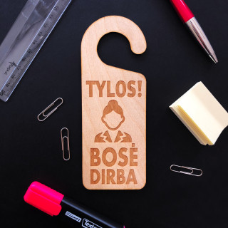 Pakabinama medinė lentelė ant durų "TYLOS! BOSĖ DIRBA"