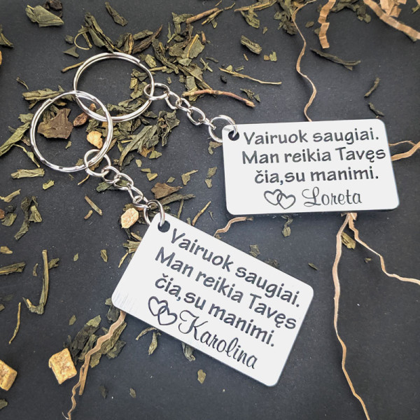 Raktų pakabukas "Vairuok saugiai" su pasirinktu vardu