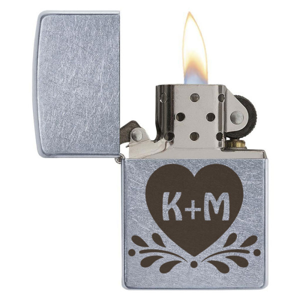 Zippo žiebtuvėlis "Širdelė" su pasirinktais inicialais Zippo žiebtuvėlis "Širdelė" su pasirinktais inicialais