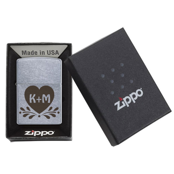 Zippo žiebtuvėlis "Širdelė" su pasirinktais inicialais Zippo žiebtuvėlis "Širdelė" su pasirinktais inicialais